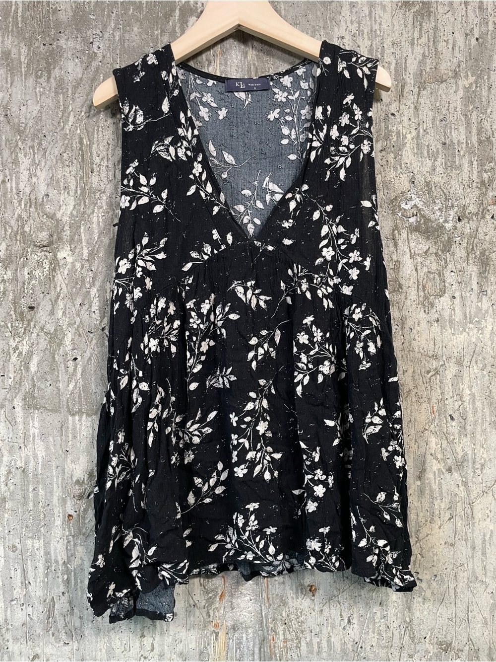 KLD Women's Sleeveless V-Neck Top Size S in Black/White